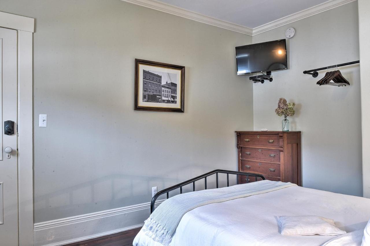 The Burrell House Hotel คีน ภายนอก รูปภาพ